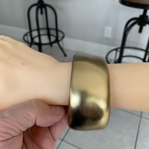 - Great older gold bangle